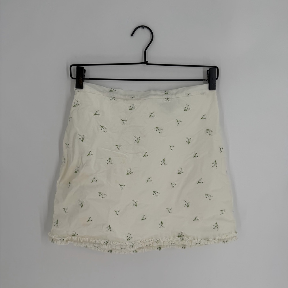 The Bar Lorenzo Floral Embroidered Ruffled Hem Mini Skirt In Blanc